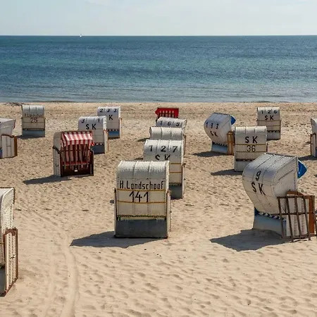 Strandhaus-nr-9-og-links *